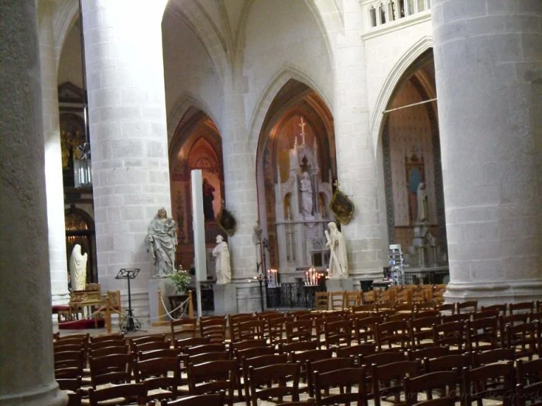 Allée centrale de La collégiale Notre-Dame