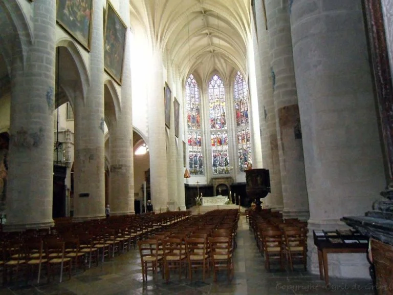 Allée centrale de La collégiale Notre-Dame
