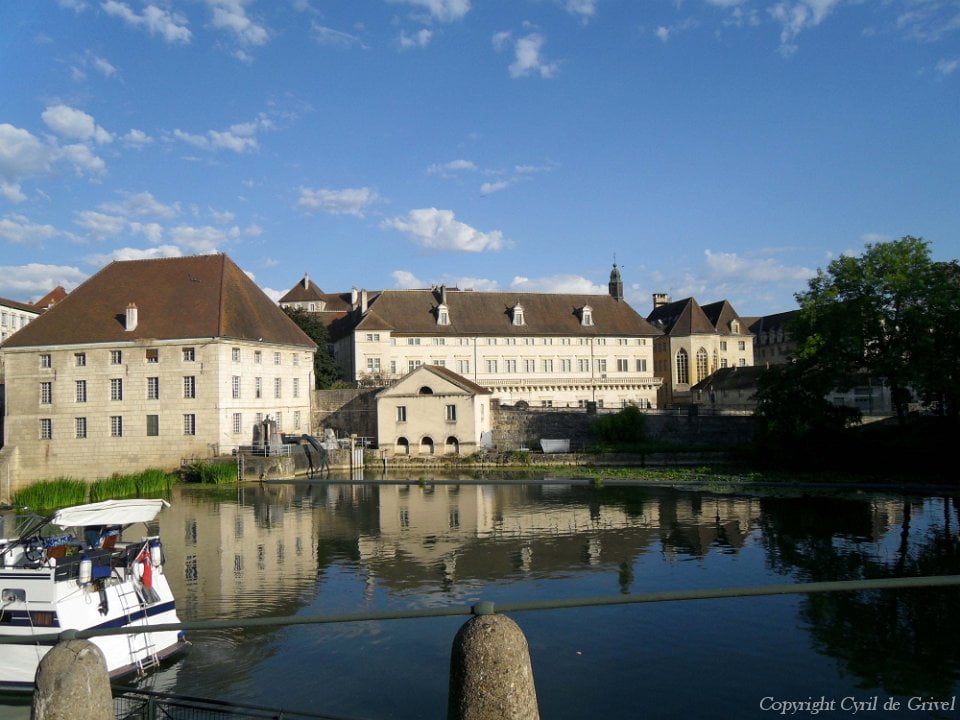 Une photo de la ville de Dole