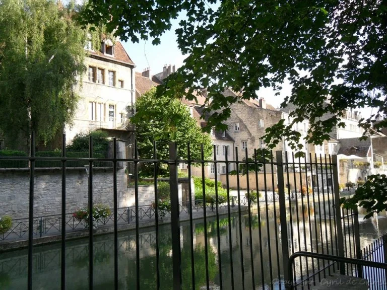 En face du Jardin des Chevannes