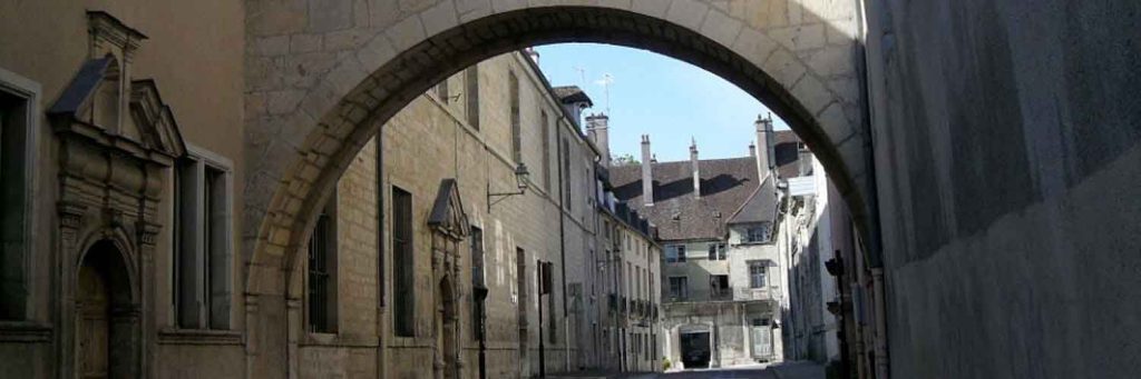 La rue du collège de l'arc