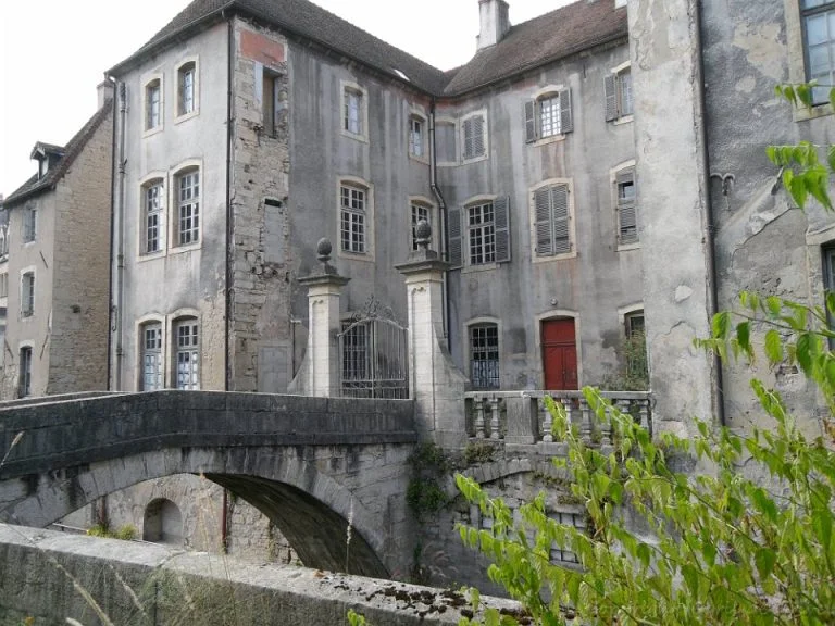 Pont entre le jardin des Chevannes et le canal des Tanneurs