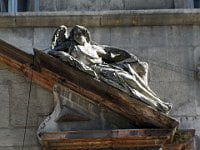 Sculpture de la porte de l'ancien couvent des cordelières