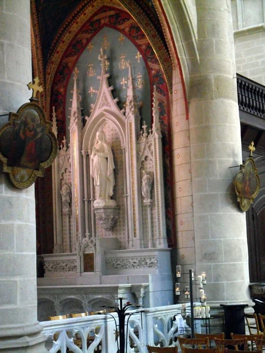 Statue de la collégiale Notre-Dame